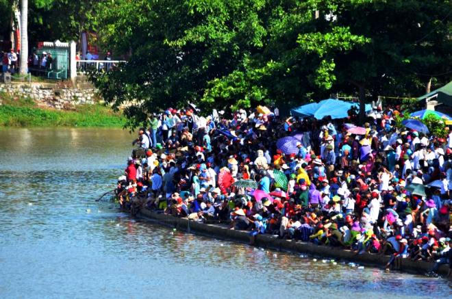 Sông quê Đại tướng Võ Nguyên Giáp dậy sóng thuyền đua mừng Tết Độc lập