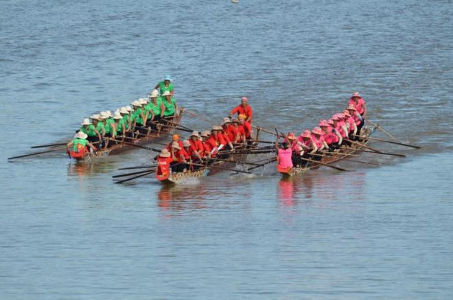 Sông quê Đại tướng Võ Nguyên Giáp dậy sóng thuyền đua mừng Tết Độc lập