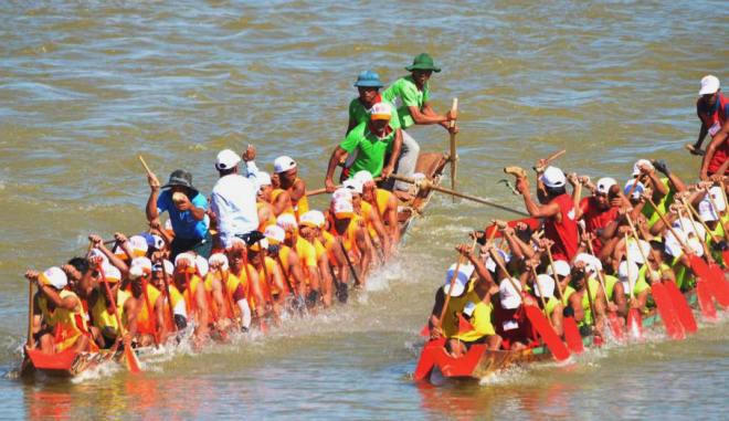 Sông quê Đại tướng Võ Nguyên Giáp dậy sóng thuyền đua mừng Tết Độc lập