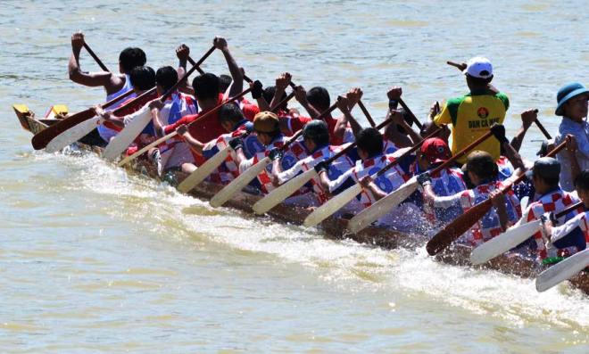 Sông quê Đại tướng Võ Nguyên Giáp dậy sóng thuyền đua mừng Tết Độc lập