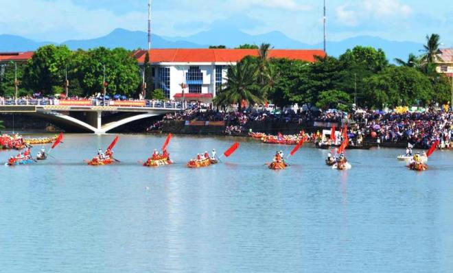 Sông quê Đại tướng Võ Nguyên Giáp dậy sóng thuyền đua mừng Tết Độc lập