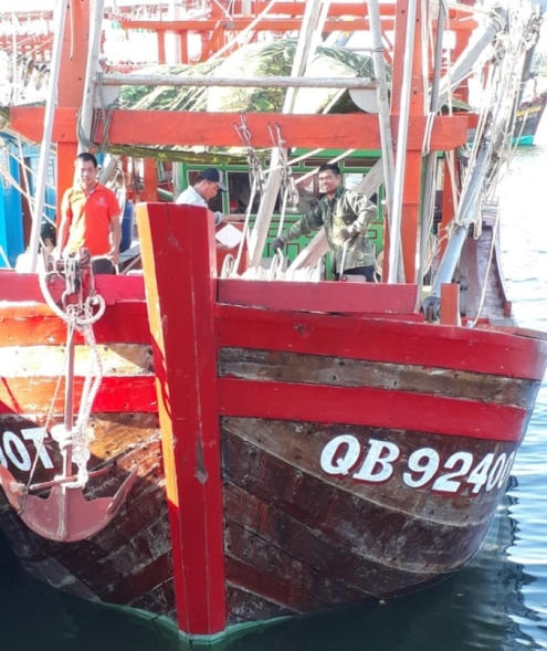 Bộ đội Biên phòng Quảng Bình cứu 9 ngư dân trên tàu cá gặp nạn