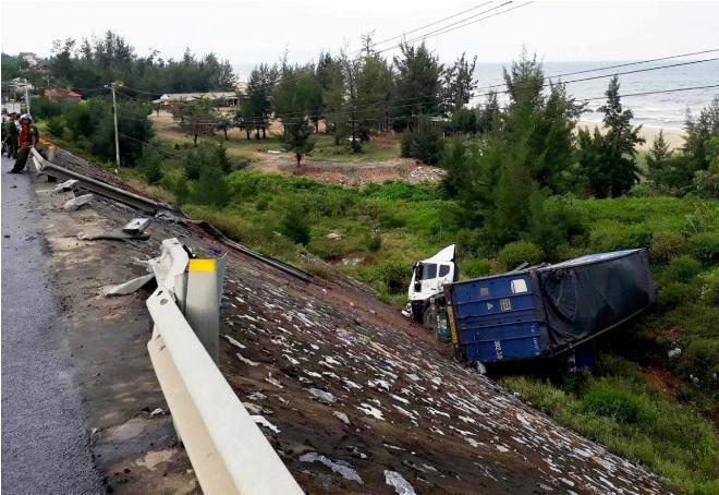 Quảng Bình:  Xe container lao xuống vực, 2 người bị thương nặng