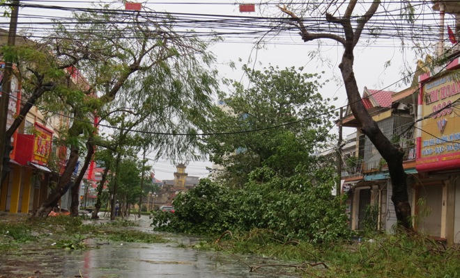 Quảng Bình: Bão kéo sập cổng chào, làm ngập loạt đường, khiến 1 người chết 