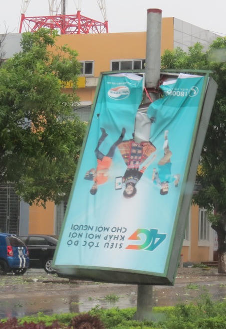 Quảng Bình: Bão kéo sập cổng chào, làm ngập loạt đường, khiến 1 người chết 