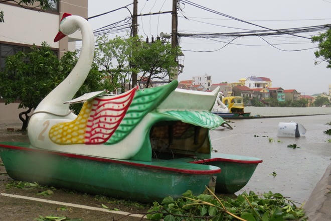 Quảng Bình: Bão kéo sập cổng chào, làm ngập loạt đường, khiến 1 người chết 