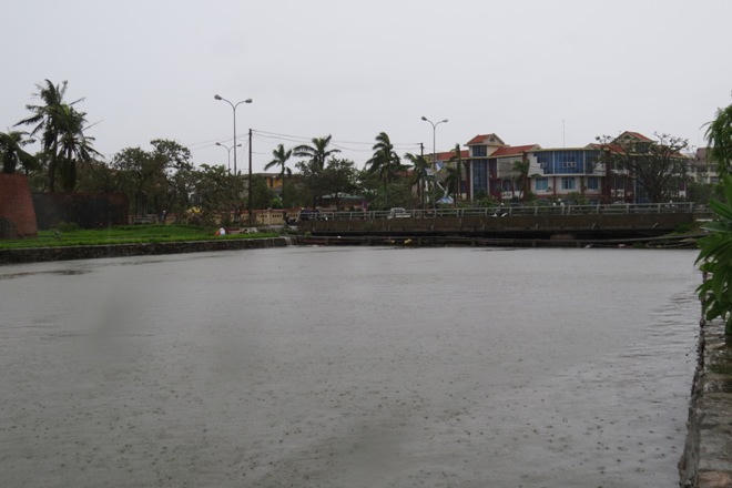 Quảng Bình: Bão kéo sập cổng chào, làm ngập loạt đường, khiến 1 người chết 