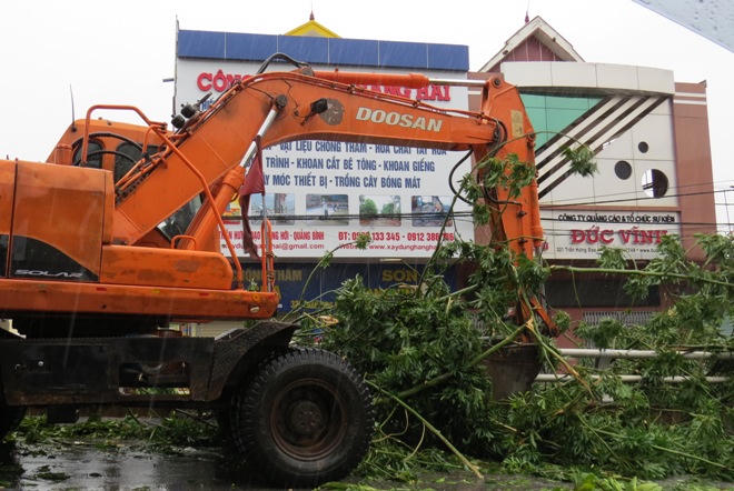 Quảng Bình: Bão kéo sập cổng chào, làm ngập loạt đường, khiến 1 người chết 