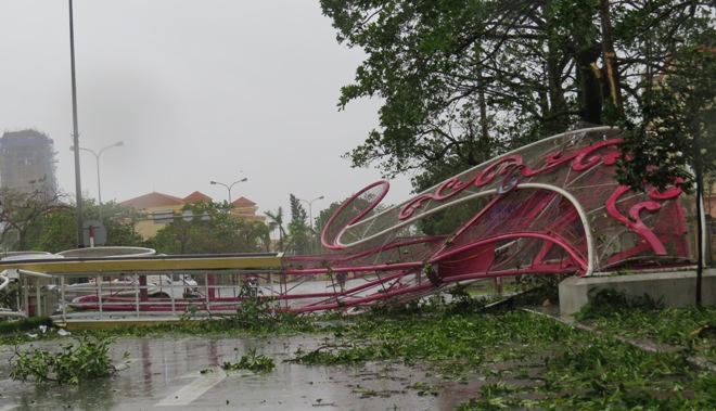 Quảng Bình: Bão kéo sập cổng chào, làm ngập loạt đường, khiến 1 người chết 