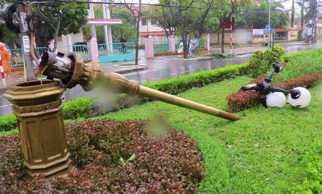 Quảng Bình: Bão kéo sập cổng chào, làm ngập loạt đường, khiến 1 người chết 