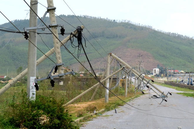 Vùng tâm bão Quảng Bình tan hoang, ngổn ngang
