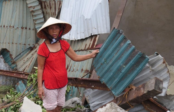 Vùng tâm bão Quảng Bình tan hoang, ngổn ngang