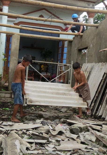 Vùng tâm bão Quảng Bình tan hoang, ngổn ngang