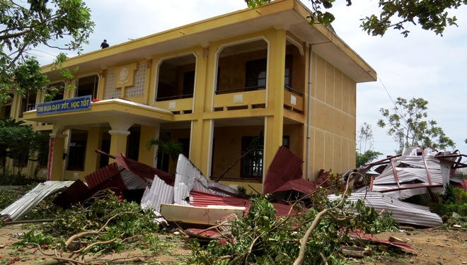 Vùng tâm bão Quảng Bình tan hoang, ngổn ngang