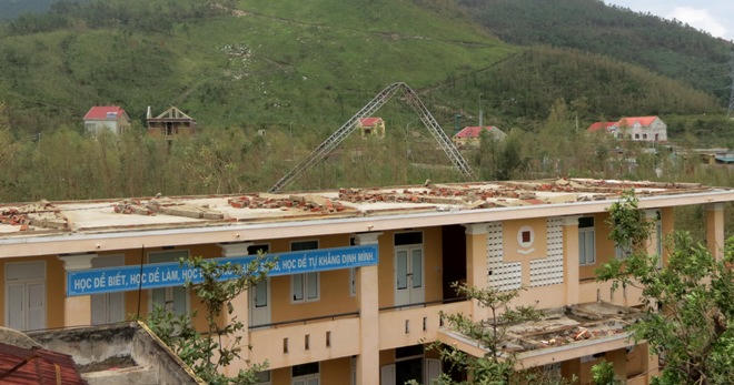 Vùng tâm bão Quảng Bình tan hoang, ngổn ngang