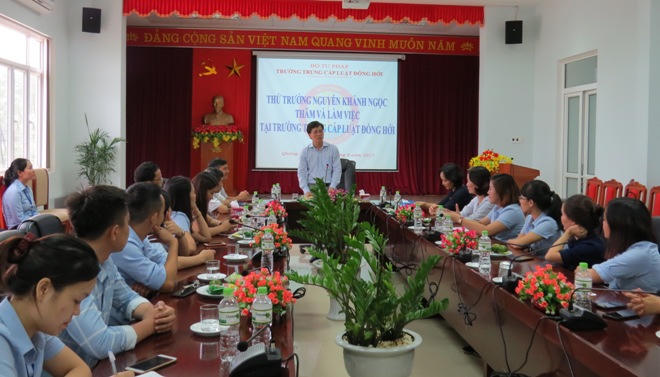 Thứ trưởng Nguyễn Khánh Ngọc thăm, tặng quà vùng tâm bão Quảng Bình