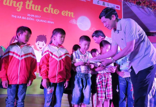 Hơn 1.000 thiếu nhi vùng bão Quảng Bình tưng bừng đón Tết Trung thu 