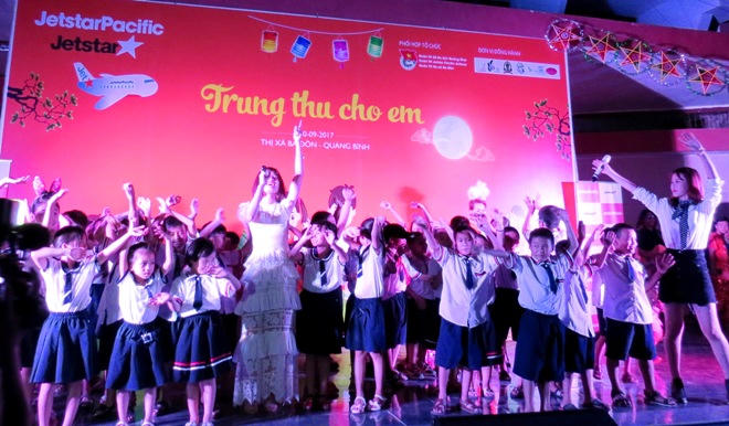 Hơn 1.000 thiếu nhi vùng bão Quảng Bình tưng bừng đón Tết Trung thu 