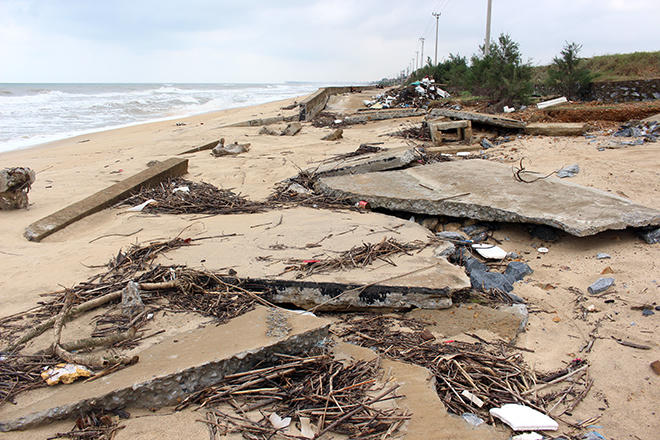 Sóng lớn 'ngoạm nát' hàng trăm mét kè đê biển ở Quảng Bình