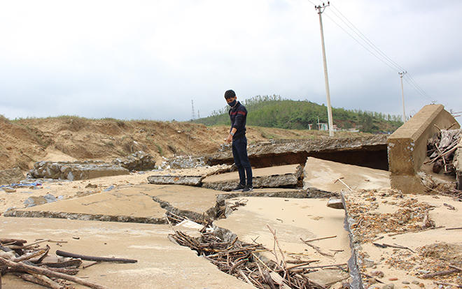Sóng lớn 'ngoạm nát' hàng trăm mét kè đê biển ở Quảng Bình