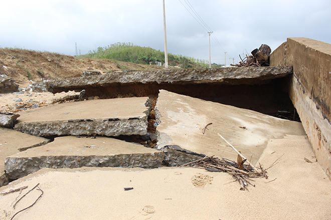Sóng lớn 'ngoạm nát' hàng trăm mét kè đê biển ở Quảng Bình