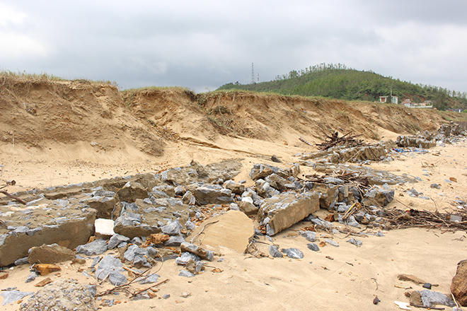 Sóng lớn 'ngoạm nát' hàng trăm mét kè đê biển ở Quảng Bình