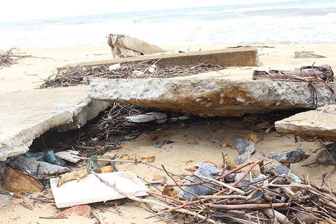 Sóng lớn 'ngoạm nát' hàng trăm mét kè đê biển ở Quảng Bình