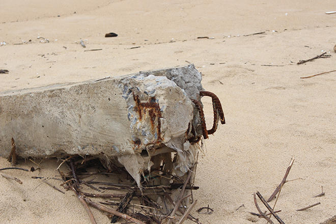 Sóng lớn 'ngoạm nát' hàng trăm mét kè đê biển ở Quảng Bình