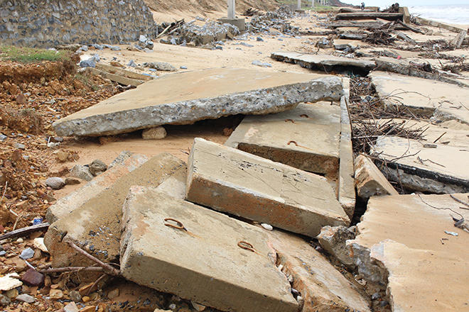 Sóng lớn 'ngoạm nát' hàng trăm mét kè đê biển ở Quảng Bình