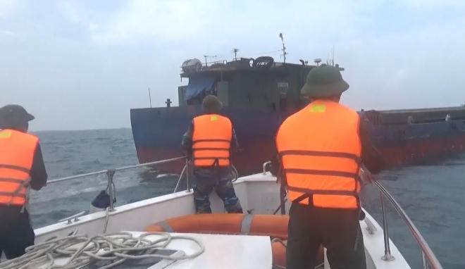 BĐBP Quảng Bình cứu 11 thuyền viên gặp nạn trên biển khơi