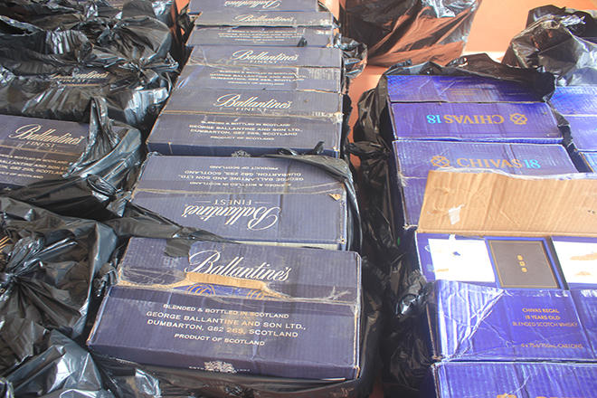 Quảng Bình: Bắt giữ xe khách chở rượu ngoại và thuốc lá nhập lậu số lượng lớn