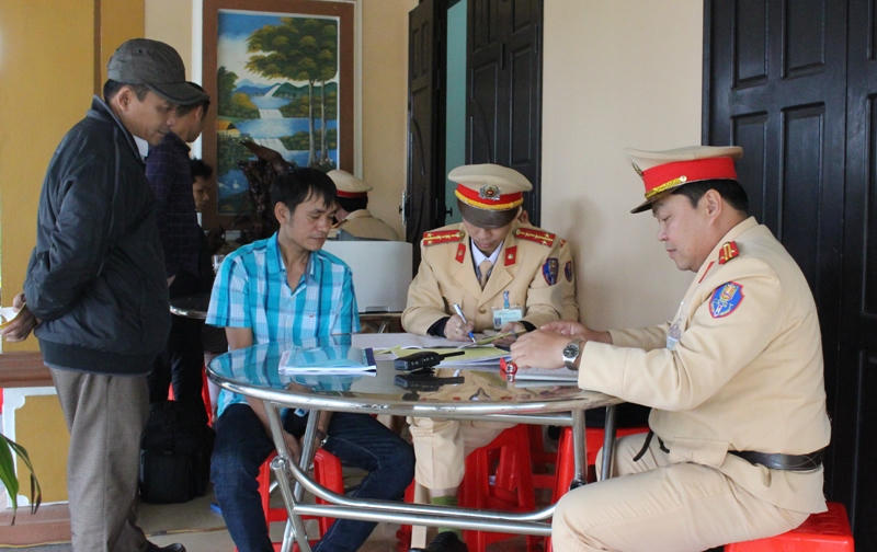 Chỉ trong 8 giờ, phạt 92 xe khách nhồi nhét, phóng ẩu qua Quảng Bình