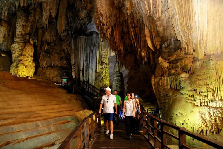 Du khách đến “vương quốc hang động” dịp lễ đạt con số kỷ lục