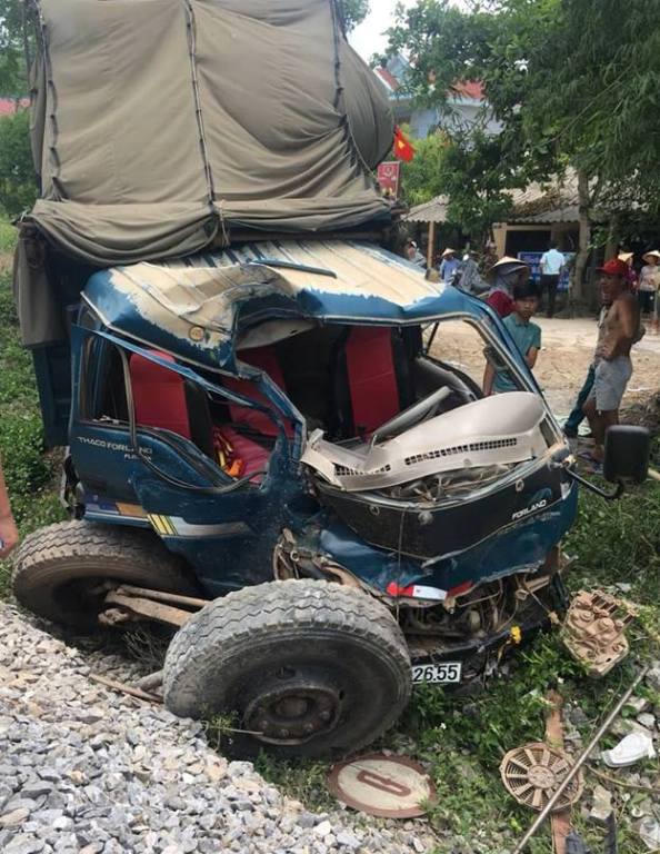 Ô tô đâm tàu hỏa, 2 người nguy kịch