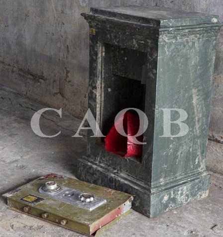 Nửa đêm vào phòng ngủ bà chủ nhà trộm két của đục lấy tiền, vàng