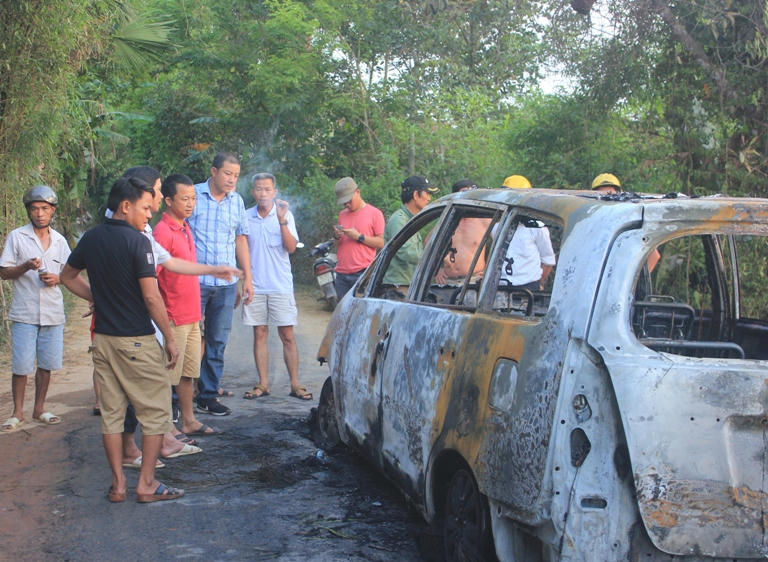 Ô tô Innova chở 7 người cháy trơ khung khi qua đường nhiều rơm rạ