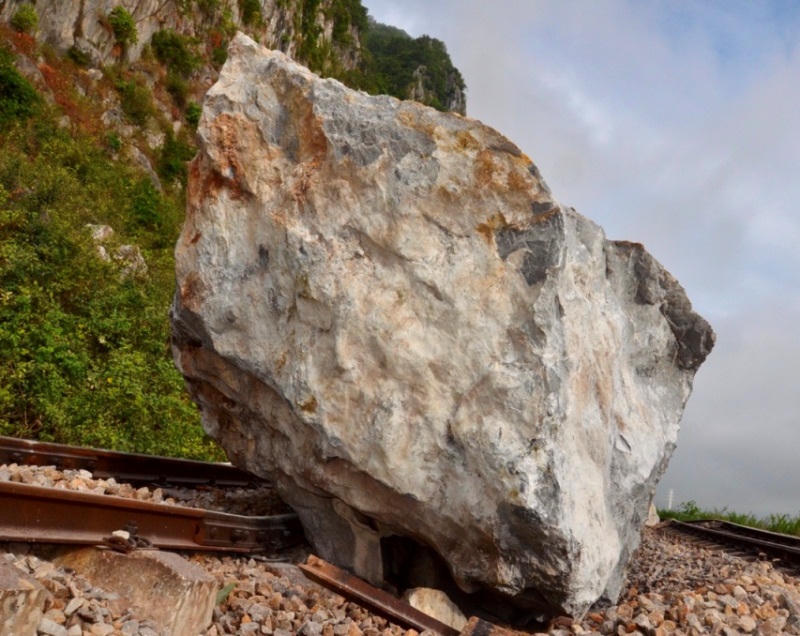 Sạt núi, hàng trăm tấn đá chắn đường sắt Bắc – Nam