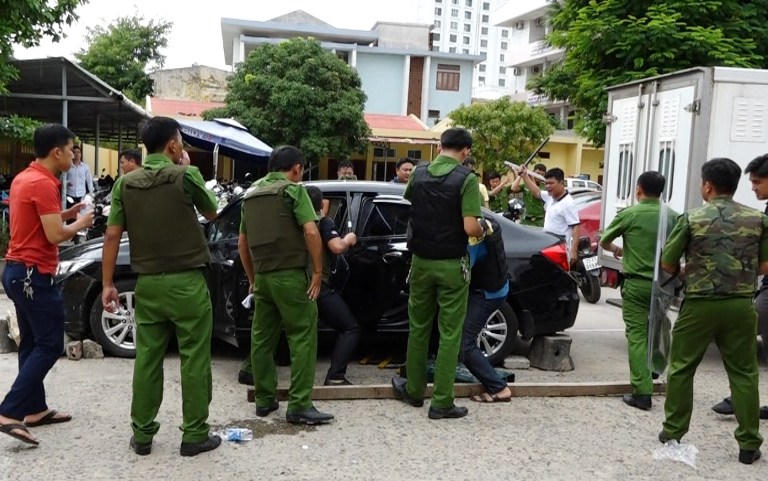 Mang dao lái ô tô vào trụ sở công an đòi chém cán bộ, chiến sĩ