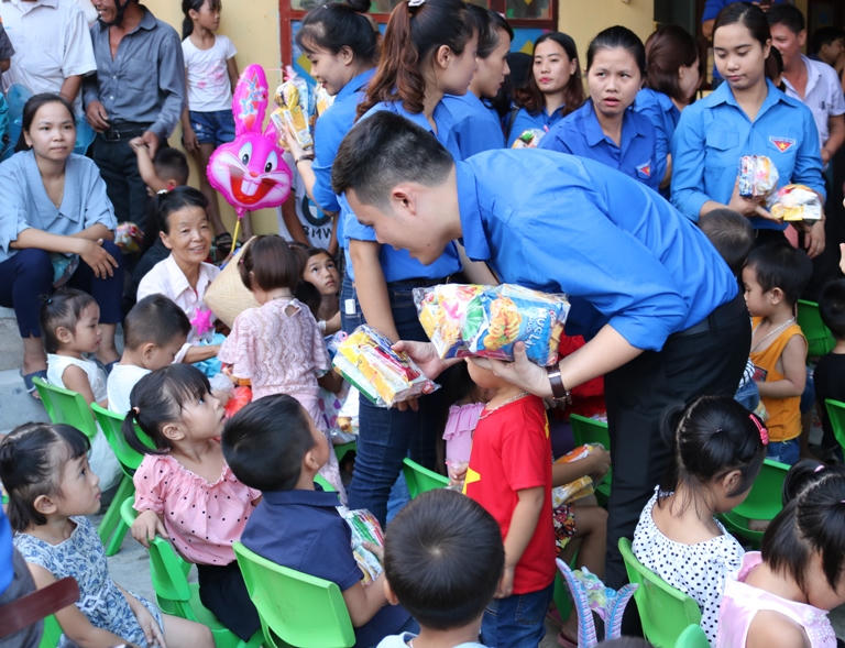 Đoàn Khối các cơ quan tỉnh Quảng Bình chăm lo Trung thu cho trẻ em 