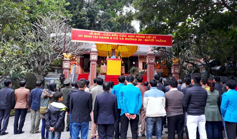 Tổ chức lễ giỗ anh hùng liệt sĩ ở hang Tám Cô - Quảng Bình