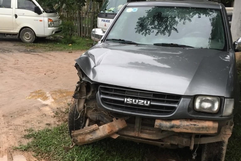 Xe khách chở gỗ lậu điên cuồng đâm nát đầu xe kiểm lâm để tẩu thoát 