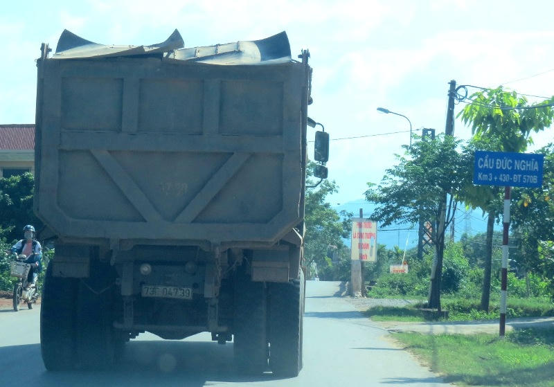 Quảng Bình: Cầu yếu “rung rinh” oằn mình gánh xe quá tải