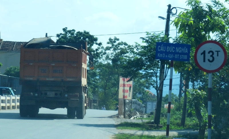 Quảng Bình: Cầu yếu “rung rinh” oằn mình gánh xe quá tải