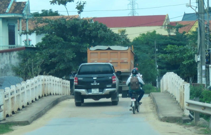 Quảng Bình: Cầu yếu “rung rinh” oằn mình gánh xe quá tải