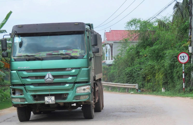 Quảng Bình: Cầu yếu “rung rinh” oằn mình gánh xe quá tải