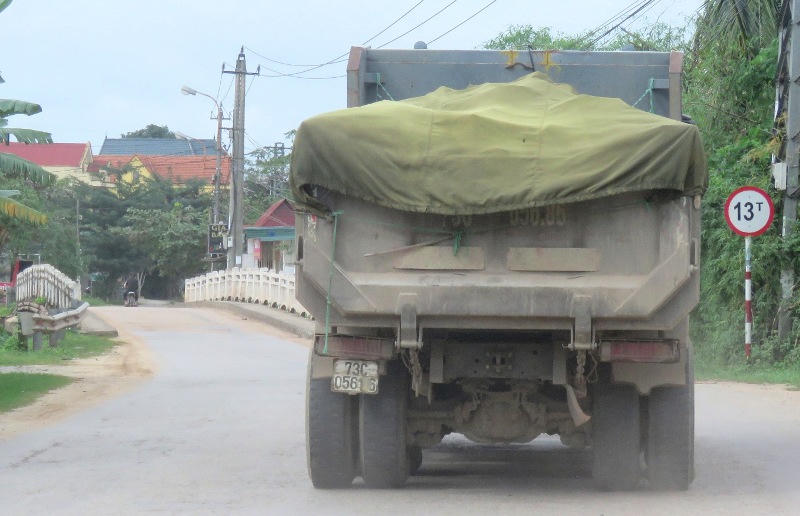 Quảng Bình: Cầu yếu “rung rinh” oằn mình gánh xe quá tải