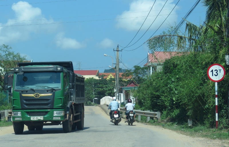 Quảng Bình: Cầu yếu “rung rinh” oằn mình gánh xe quá tải
