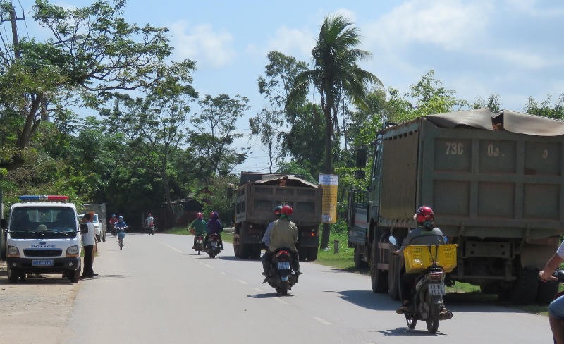 Quảng Bình: Cầu yếu “rung rinh” oằn mình gánh xe quá tải
