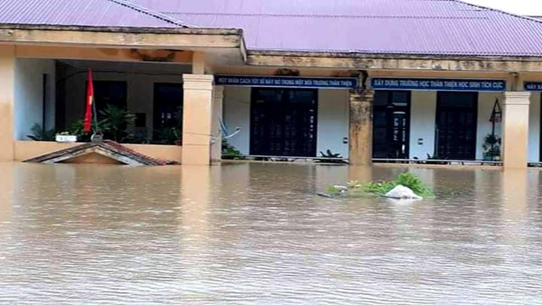 Gần 9 vạn học sinh không thể khai giảng, Bí thư Tỉnh uỷ Quảng Bình vượt lũ thăm dân