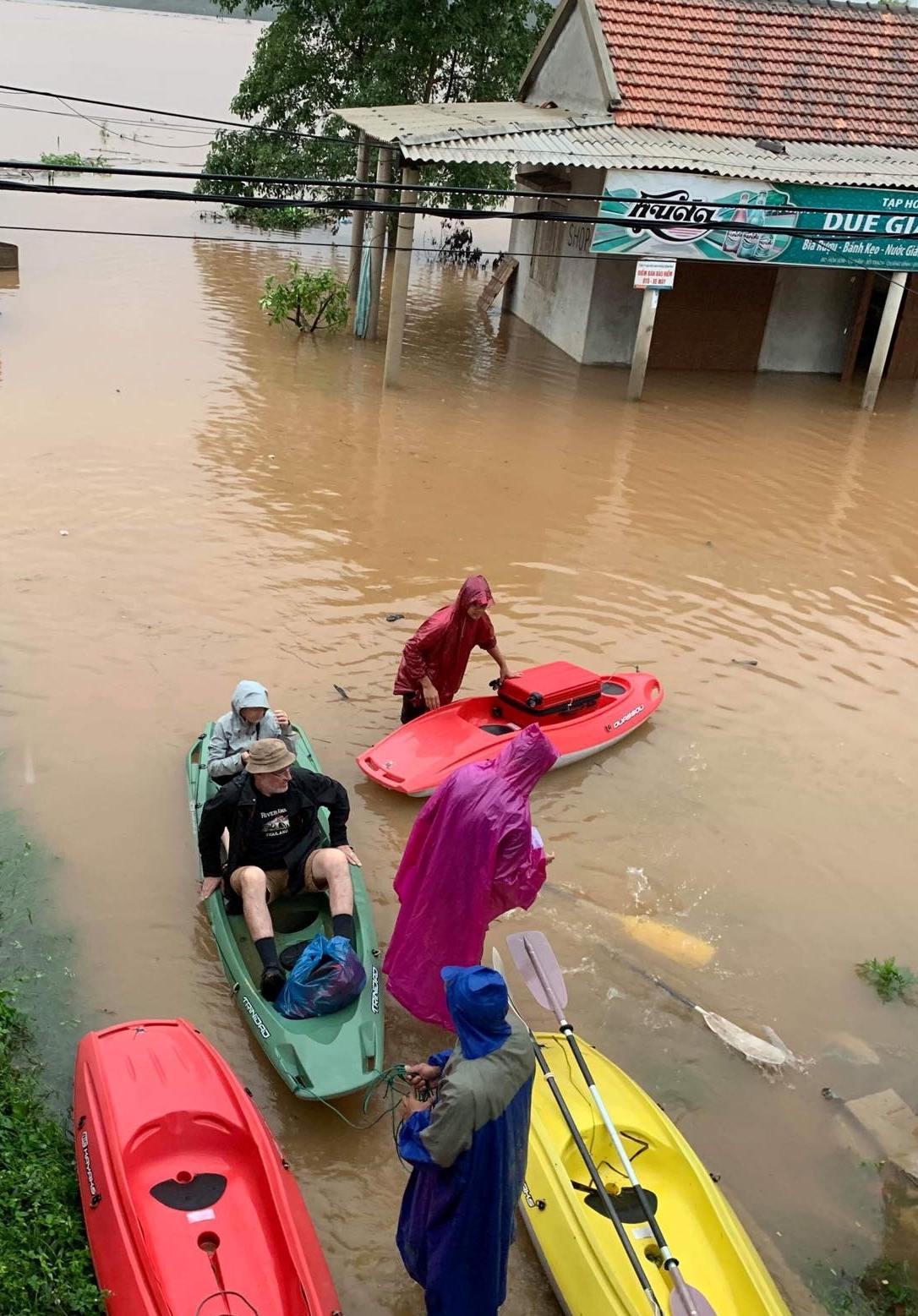Gần 9 vạn học sinh không thể khai giảng, Bí thư Tỉnh uỷ Quảng Bình vượt lũ thăm dân